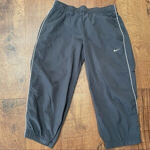 Women’s Nike cropped wind pants sz xs gray silver white elastic pockets